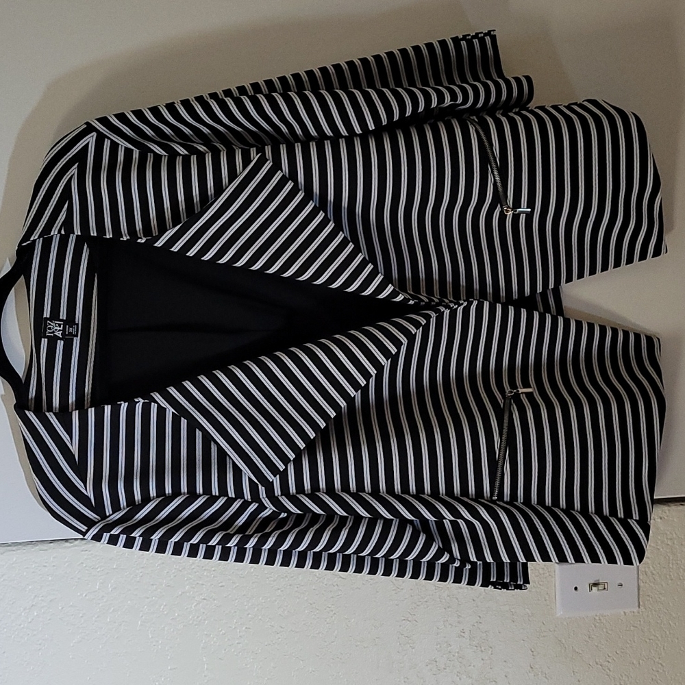 Three quarter length sleeve black and white blazer with zip pockets